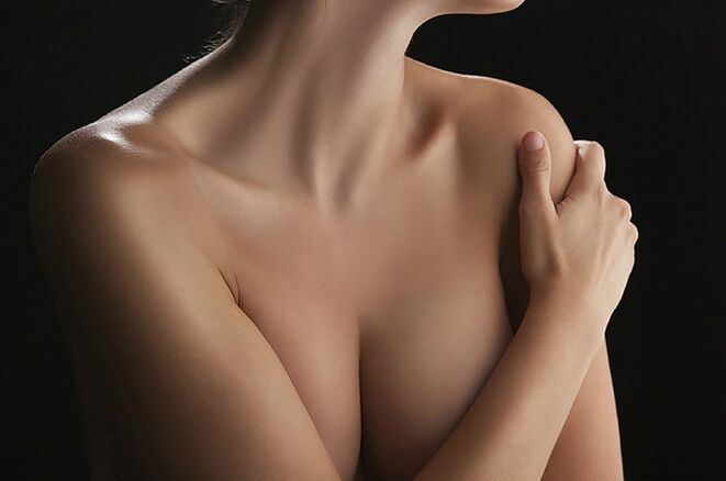 肩部区域的皮肤光滑均匀